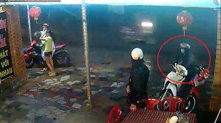 Nhóm thanh niên dàn cảnh trộm xe máy trong 1 phút ở Sài Gòn